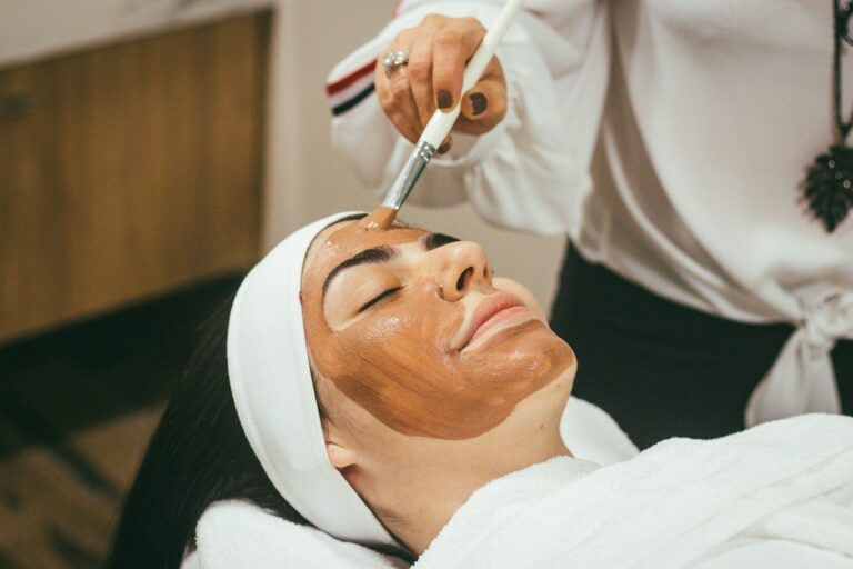 Application d'un peeling au pinceau sur le visage